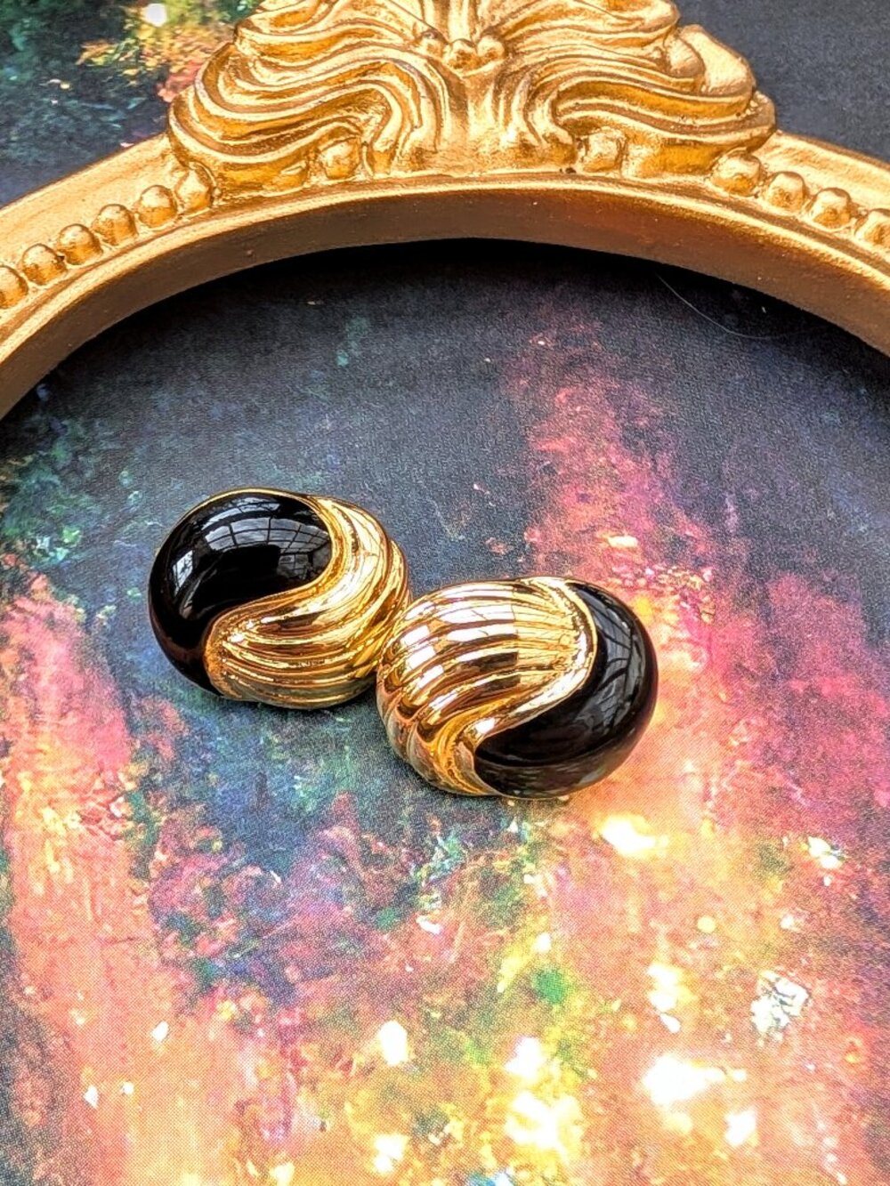 Vintage 1980's Gold Tone & Black Enamel Swirl Clip on earrings